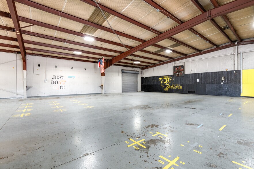 More Photos Of 2333-2337 Delante St, Haltom City Warehouse For Sale