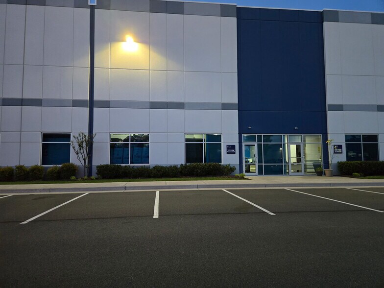 More Photos Of 7425 Merritt Park Dr, Manassas Warehouse For Lease
