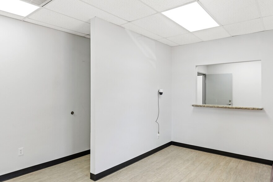 More Photos Of 10823 Sanden Dr, Dallas Flex For Lease