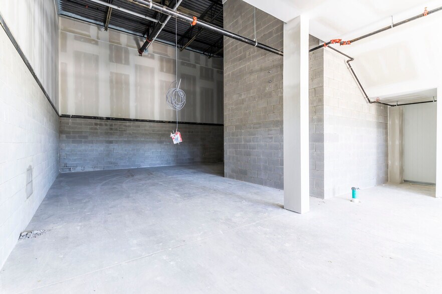 More Photos Of 585 Hanlon Creek Blvd, Guelph Showroom For Lease