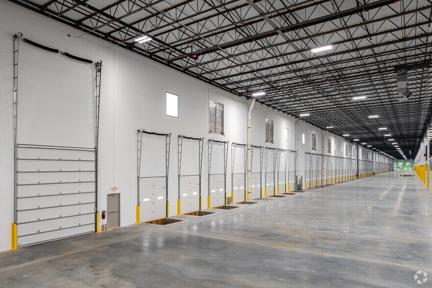 More Photos Of 7995 Bowen Road, Palmetto Distribution For Lease