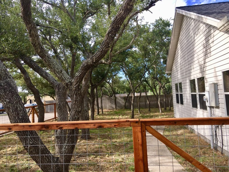 More Photos Of 1806 Harbor Dr, Rockport Office For Lease