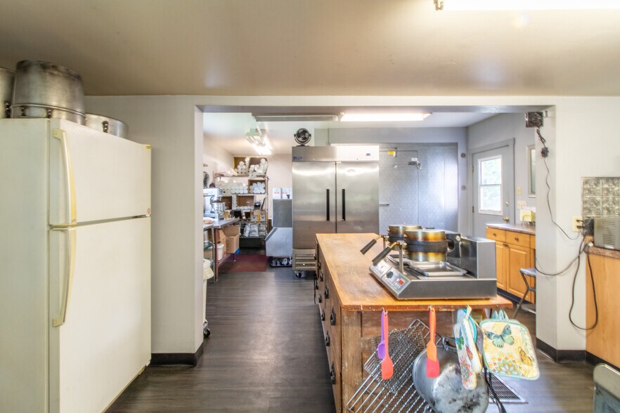 More Photos Of 585 US Route 5, Coventry Specialty For Sale