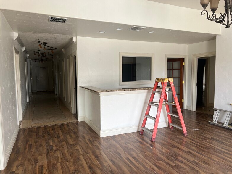 More Photos Of 107 S Ascarate St, El Paso Flex For Sale