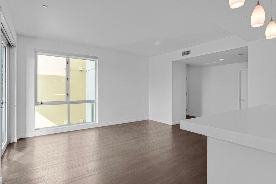More Photos Of 525 Santa Monica Blvd, Santa Monica Apartments For Sale