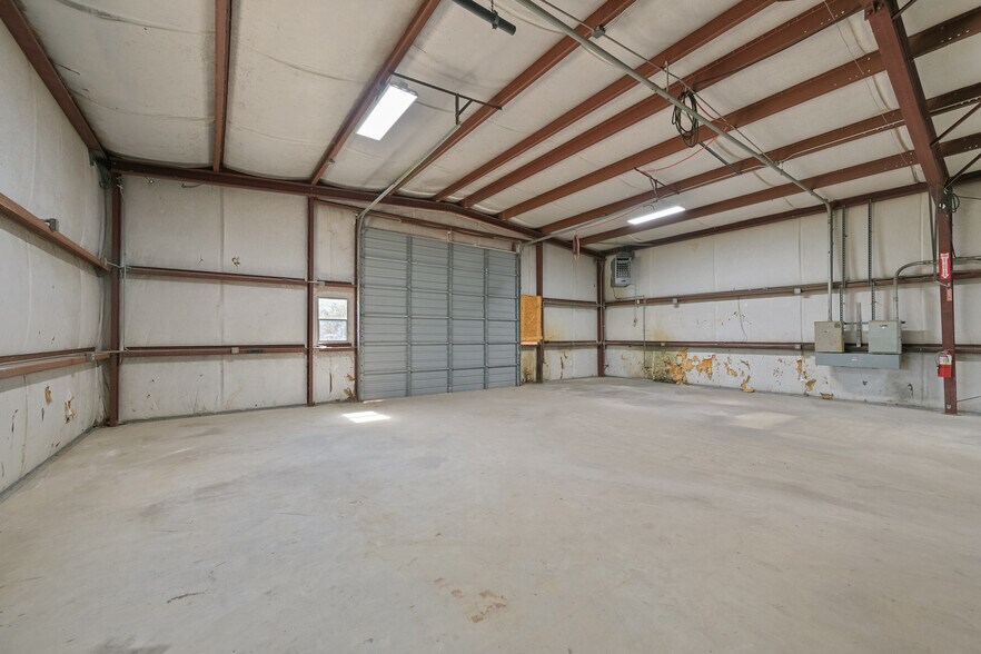 More Photos Of 314 E Walker St, League City Warehouse For Lease