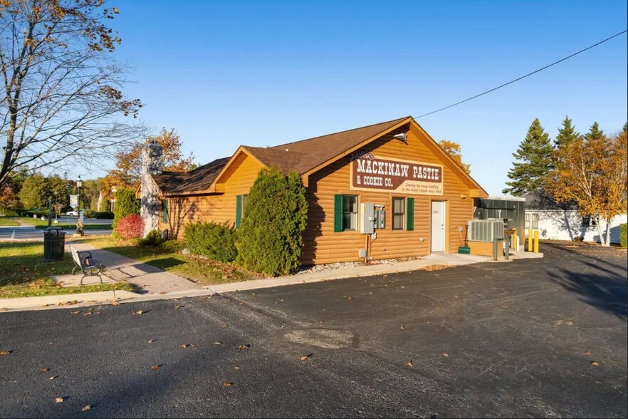 Primary Photo Of 117 W Jamet St, Mackinaw City General Retail For Lease