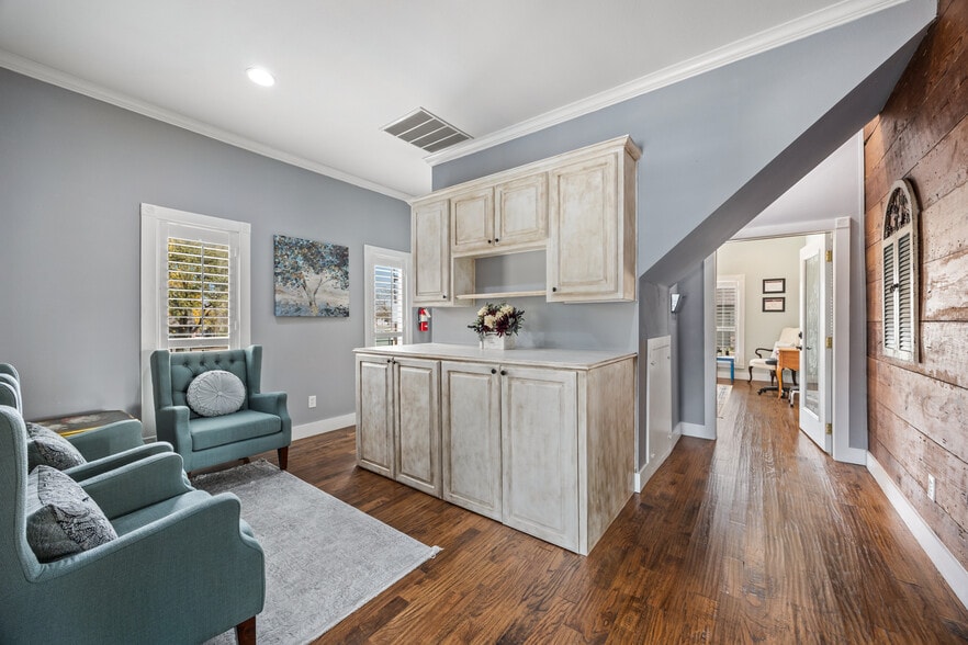 More Photos Of 203 N Alamo Rd, Rockwall Office For Sale