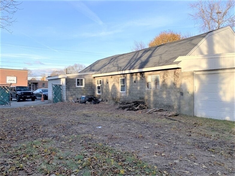 More Photos Of 99 Spring St, Fairhaven Auto Repair For Sale