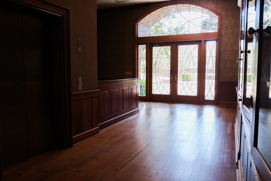 More Photos Of 200 N Canal St, Natchez Flex For Sale