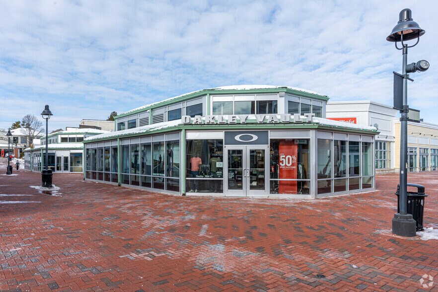 More Photos Of 1 Freeport Village Sta, Freeport Department Store For Lease