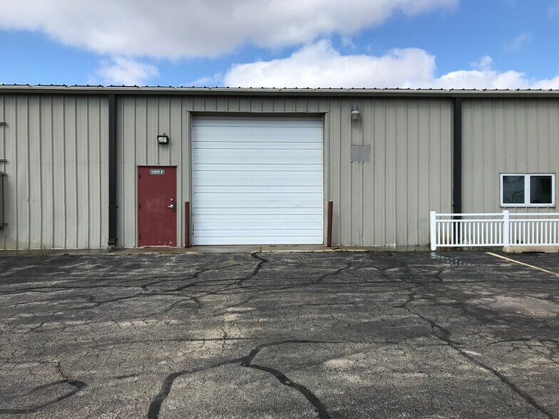 More Photos Of 211 E Higgins Rd, Gilberts Manufacturing For Lease