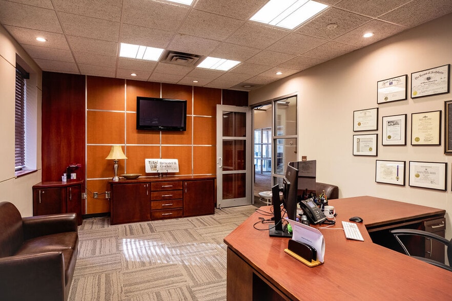 More Photos Of 410 Bradford St, Gainesville Office For Sale