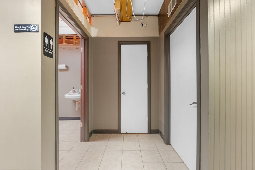 More Photos Of 127 SE 3rd St, Lees Summit Freestanding For Lease