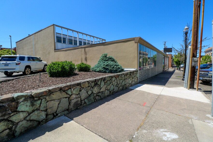 More Photos Of 619 SE Main St, Roseburg Bank For Sale