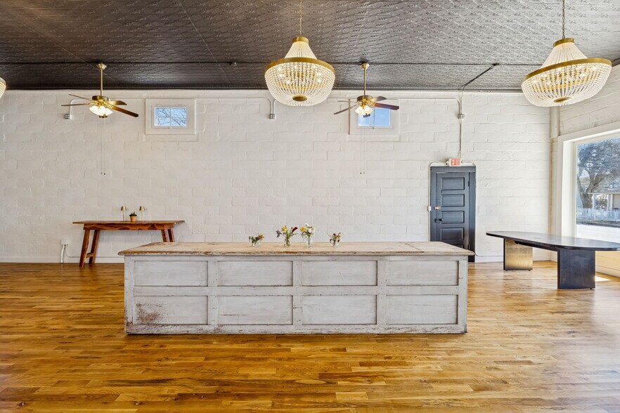 More Photos Of 606 High St, Comfort Storefront For Sale