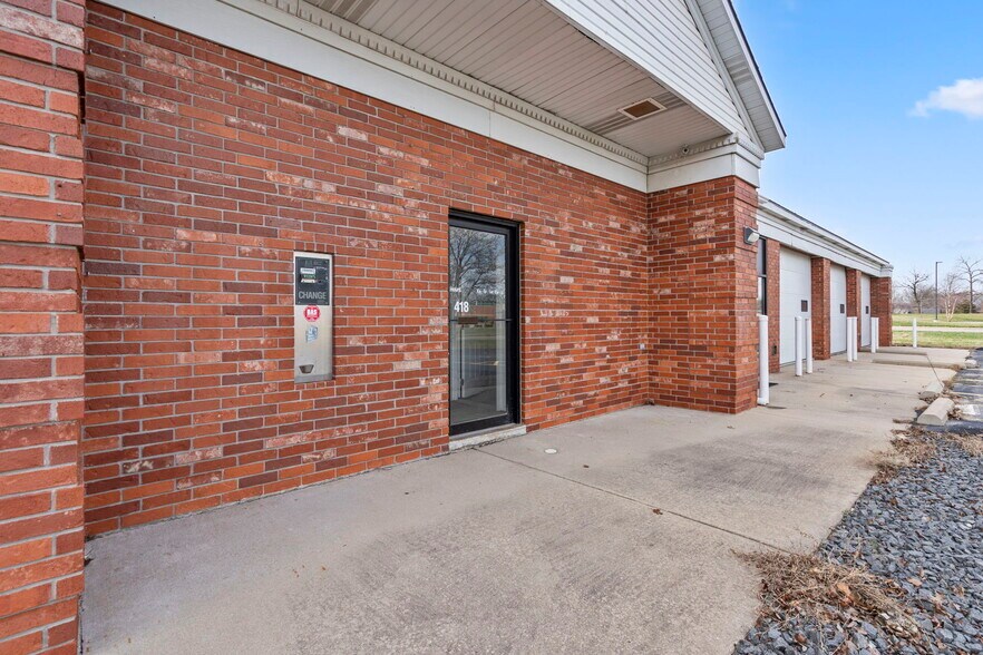 More Photos Of 418 N Old Wilderness Rd, Nixa Flex For Sale