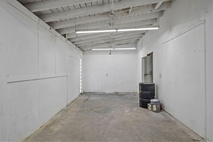 More Photos Of 14222-14226 Aetna St, Van Nuys Warehouse For Lease
