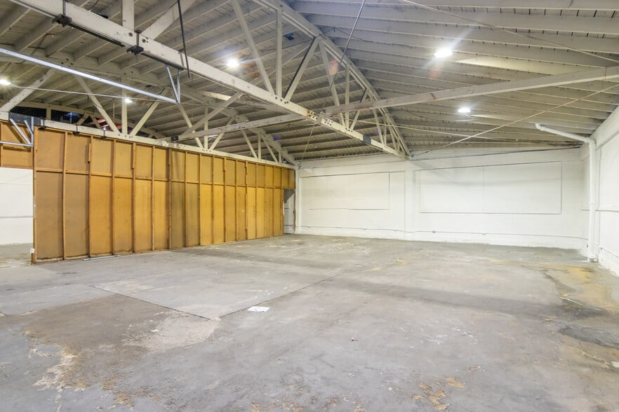 More Photos Of 11129 Hartsook St, North Hollywood Warehouse For Lease
