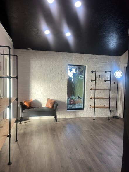 More Photos Of 911 E MacArthur St, Shawnee Showroom For Lease