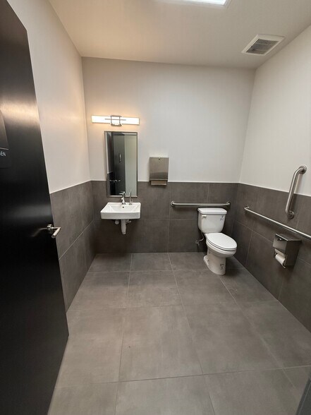 More Photos Of 3819 S 148th St, Omaha Service For Lease