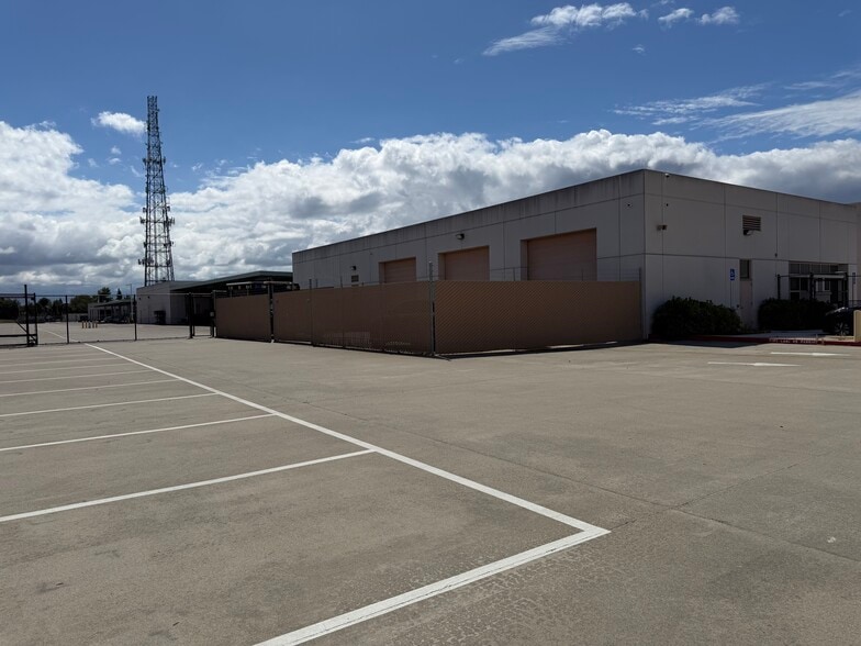 More Photos Of 8150 Industrial Ave, Roseville Flex For Lease