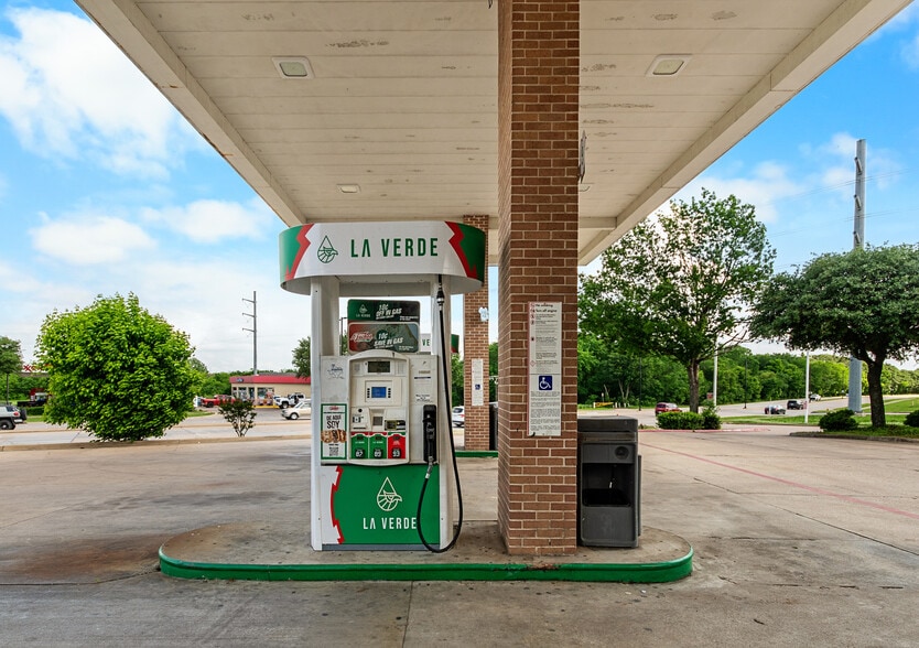 More Photos Of 2002 State Highway 66, Garland Service Station For Sale