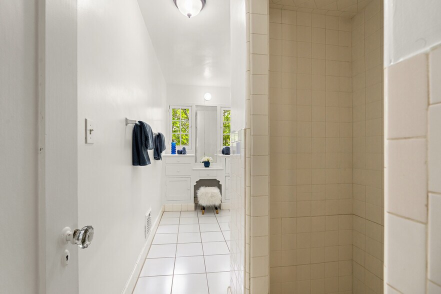 More Photos Of 1040 S Longwood Ave, Los Angeles Apartments For Sale