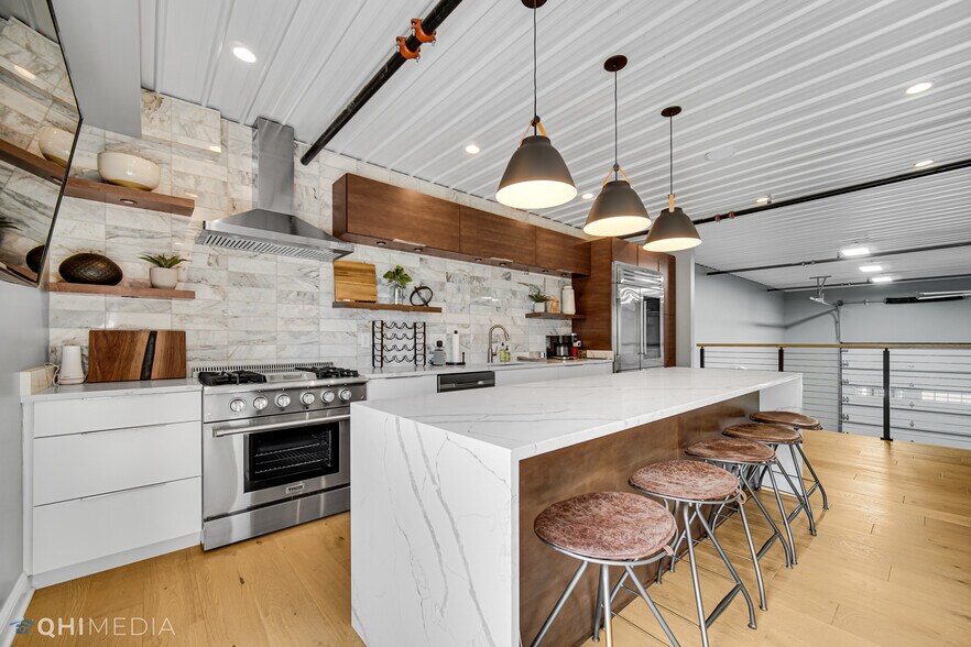 More Photos Of 2108-2260 Ferry Rd, Naperville Showroom For Sale