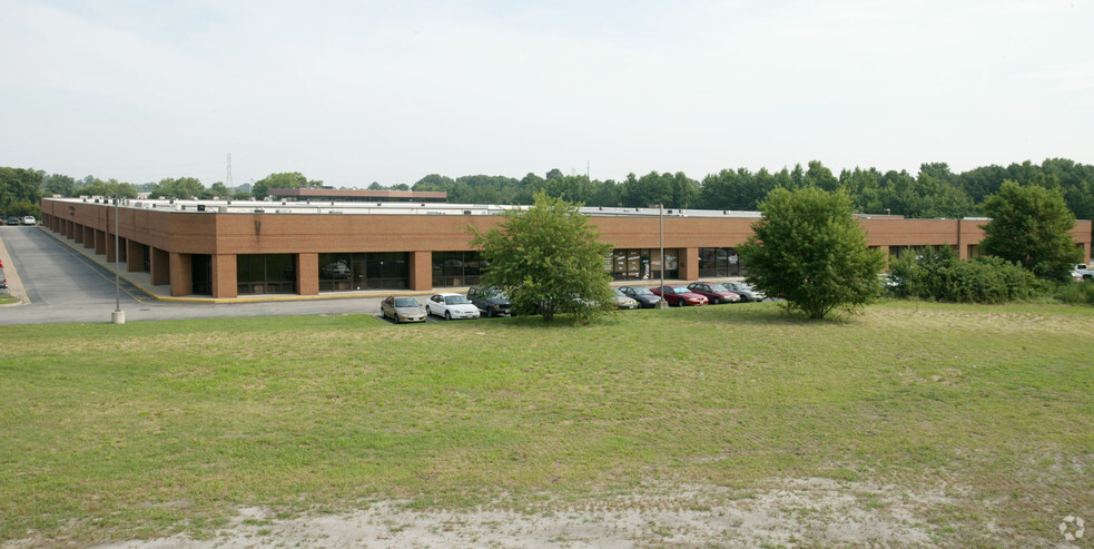 More Photos Of 820 Greenbrier Cir, Chesapeake Showroom For Lease