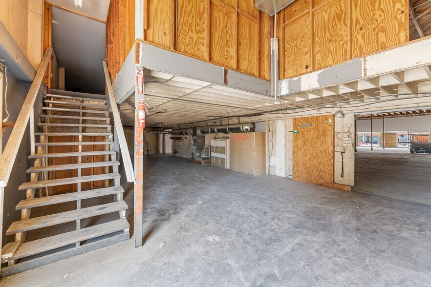 More Photos Of 45151 Oasis St, Indio Freestanding For Lease