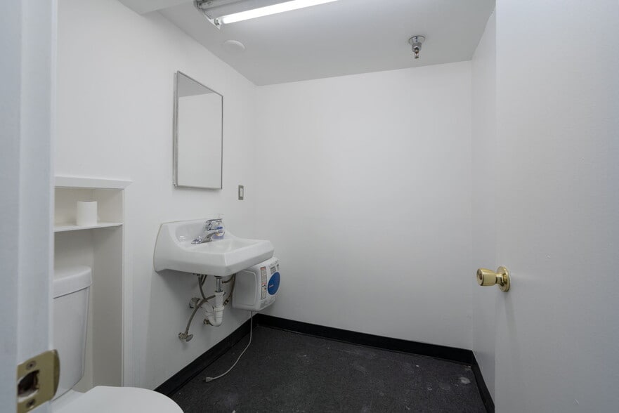 More Photos Of 320 Kentucky St, Bakersfield Manufacturing For Sale