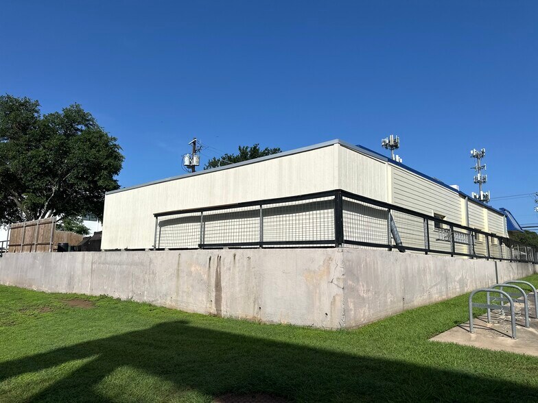 More Photos Of 5517 Menchaca Rd, Austin Restaurant For Sale