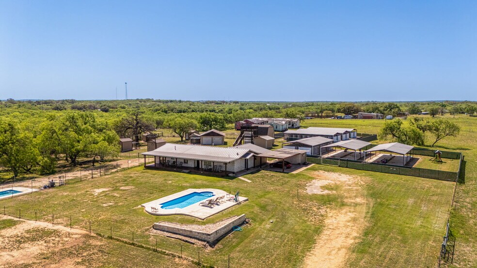 More Photos Of 5800 Curran Dr, Von Ormy Veterinarian Kennel For Sale