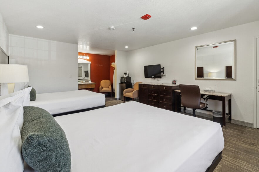 More Photos Of 5180 Jones St, Mariposa Hotel For Sale