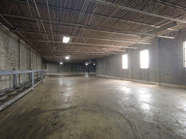 More Photos Of 924 9th Ave, Columbus Warehouse For Lease