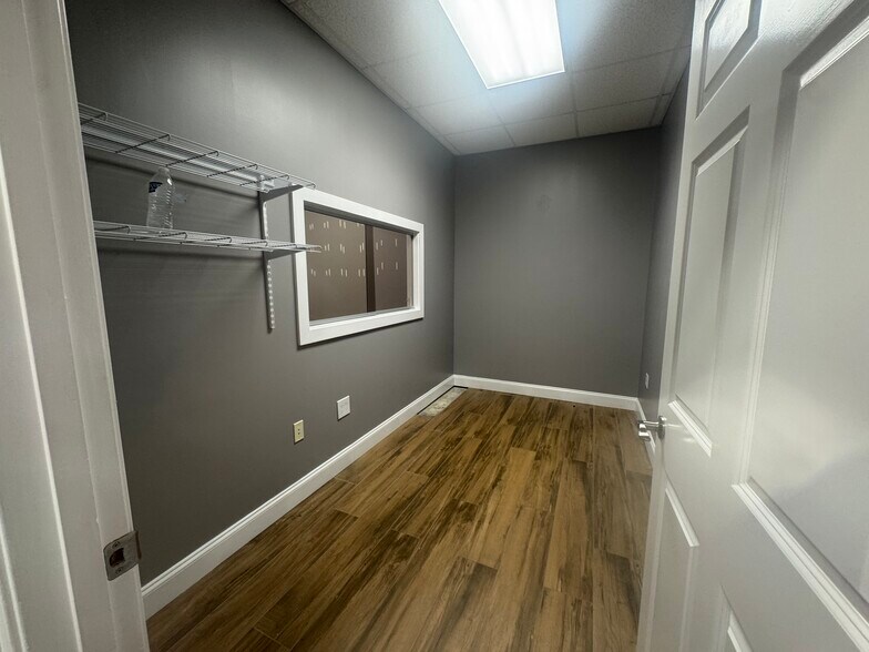 More Photos Of 53 Persimmon St, Bluffton Showroom For Lease