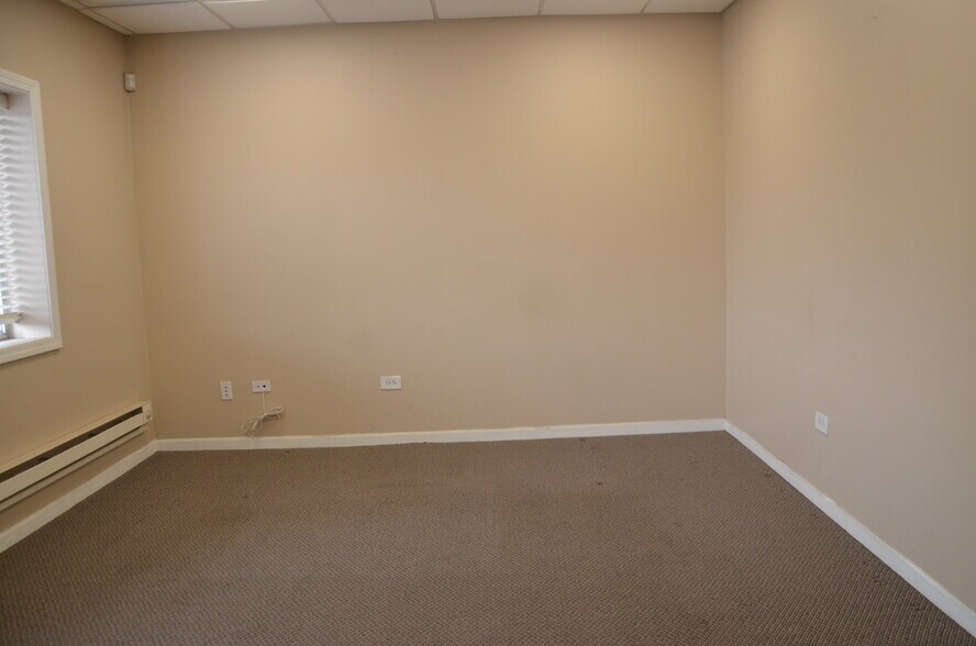 More Photos Of 181 Wolf St, Yorkville Warehouse For Sale