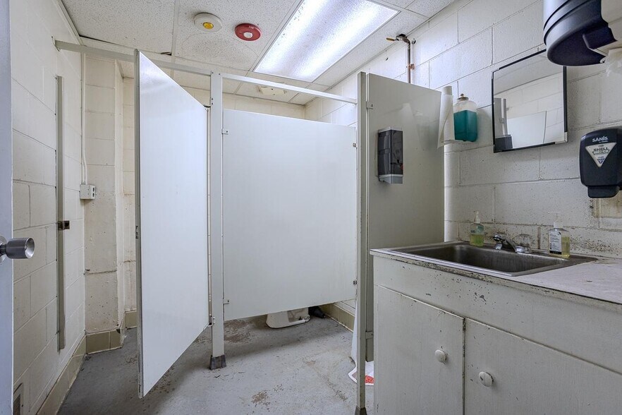 More Photos Of 444 Birch St, Prentice Industrial For Sale