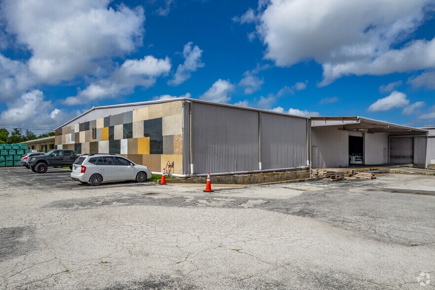 More Photos Of 4500 Carmichael Ave, Sarasota Warehouse For Sale