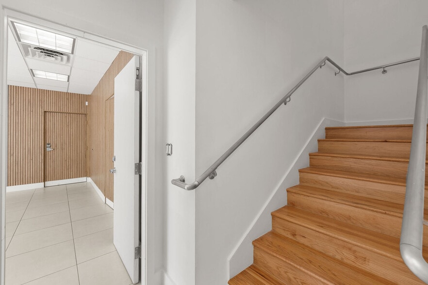 More Photos Of 335 Ne 61st St, Miami Flex For Lease