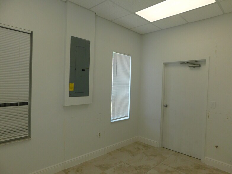 More Photos Of 5060 Industry Dr, Melbourne Manufacturing For Lease
