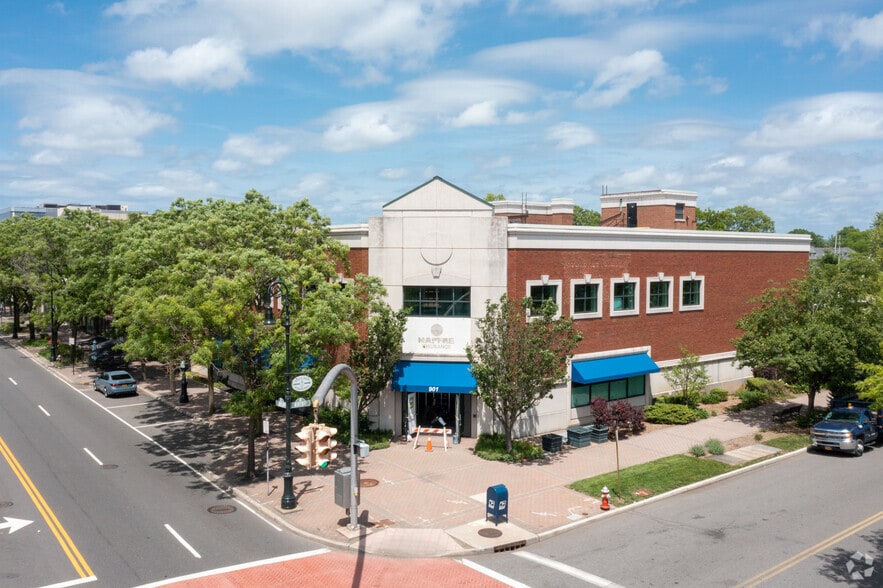 Primary Photo Of 901 Franklin Ave, Garden City Medical For Lease