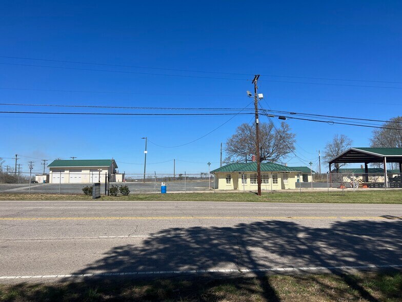 More Photos Of 1625 N US Highway 29, Salisbury Flex For Sale