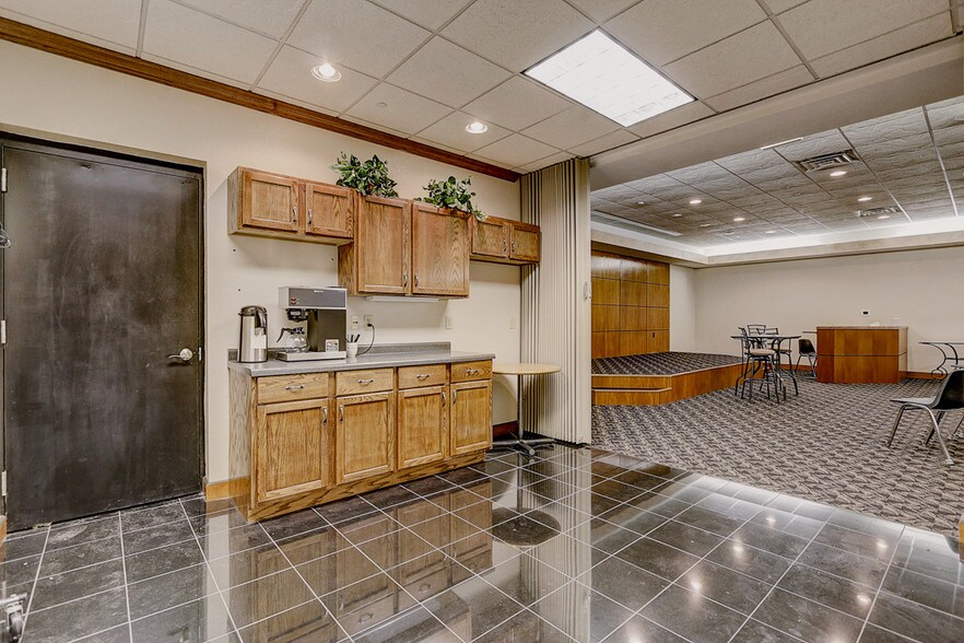 More Photos Of N28W23000 Roundy Dr, Pewaukee Office For Sale