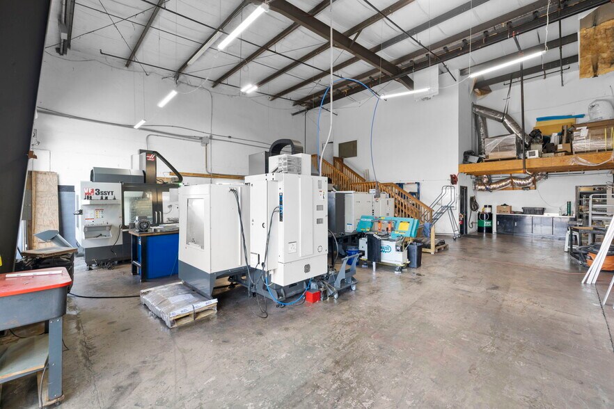 More Photos Of 12165 Metro Pky, Fort Myers Light Manufacturing For Lease