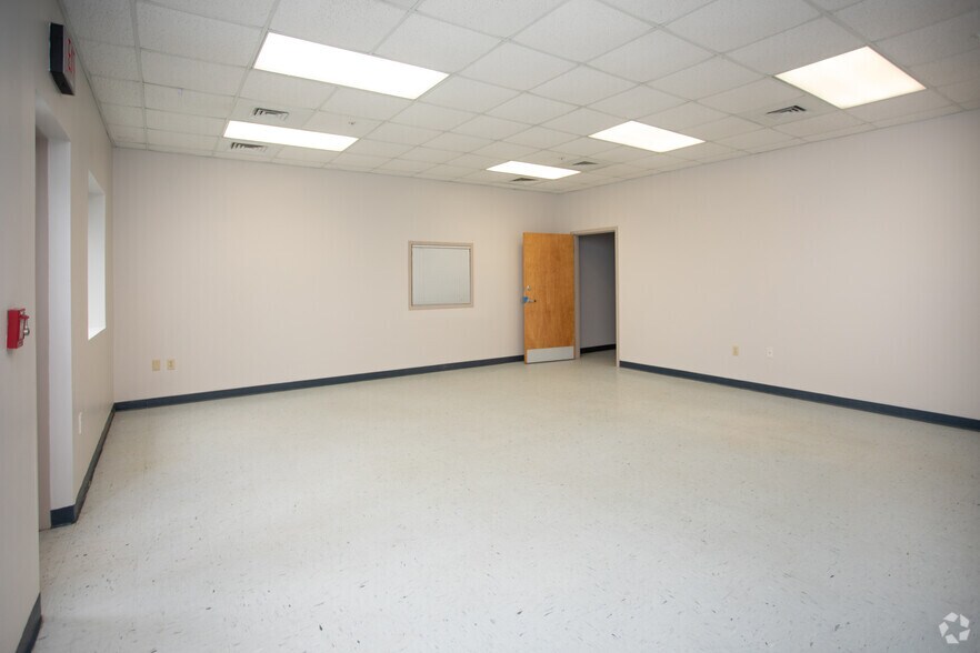 More Photos Of 9300 Normandy Blvd, Jacksonville Airport For Lease