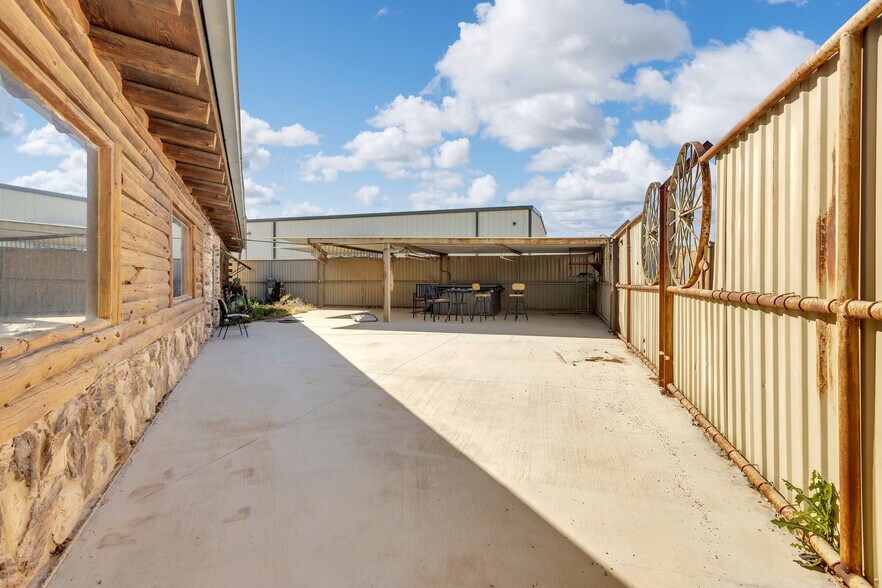 More Photos Of 1525 N Avenue D, Odessa Flex For Sale