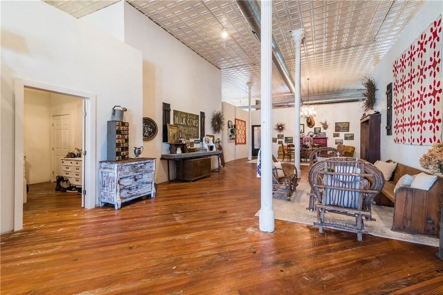 More Photos Of 306 W Main St, Denison Storefront For Sale