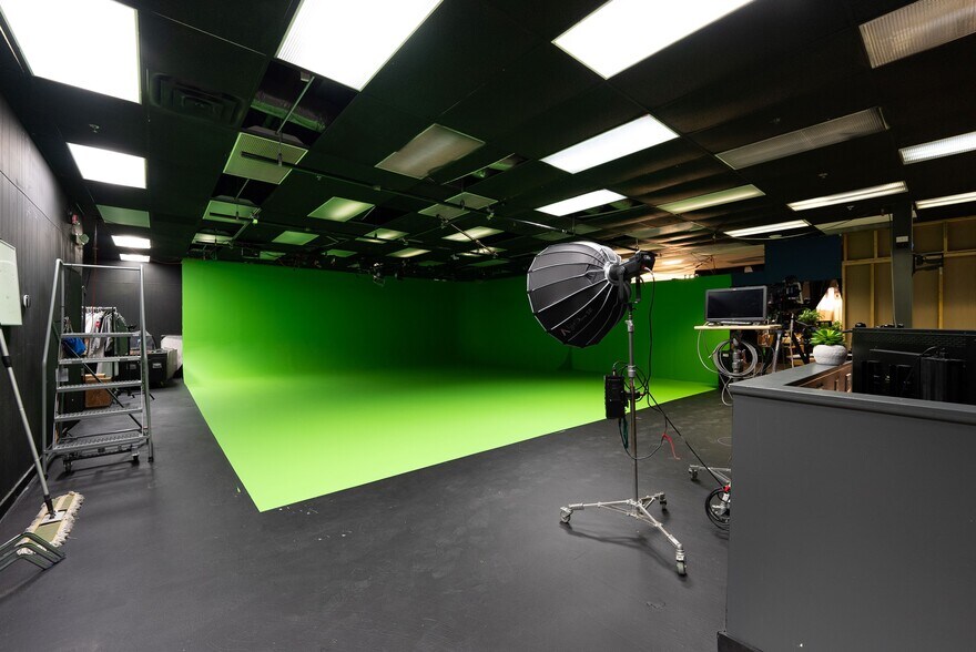 More Photos Of 1751-1761 E Lincoln St, Madison Heights Light Manufacturing For Lease